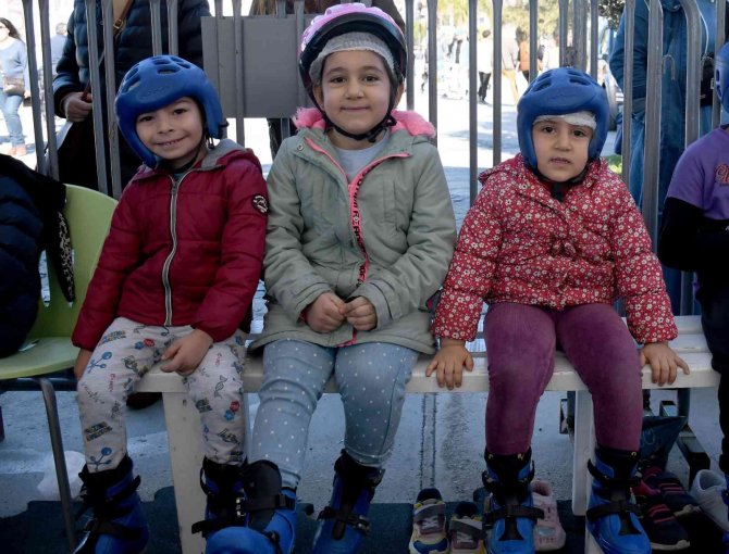 Kuşadası’nda Buz Pateni Keyfi