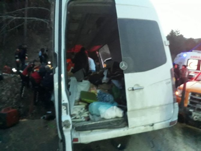 Lastiği Patlayan Minibüs Ağaca Çarparak Durabildi