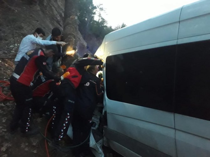 Lastiği Patlayan Minibüs Ağaca Çarparak Durabildi
