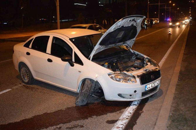 Üç Aracın Karıştığı Zincirleme Kazada 2 Kişi Yaralandı