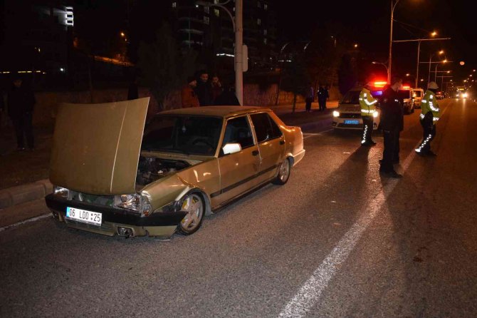 Üç Aracın Karıştığı Zincirleme Kazada 2 Kişi Yaralandı
