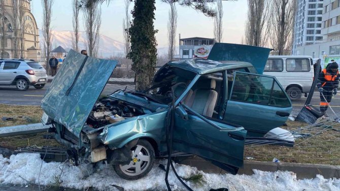 Niğde’de Otomobil Orta Refüje Çarptı: 1’i Ağır 2 Yaralı