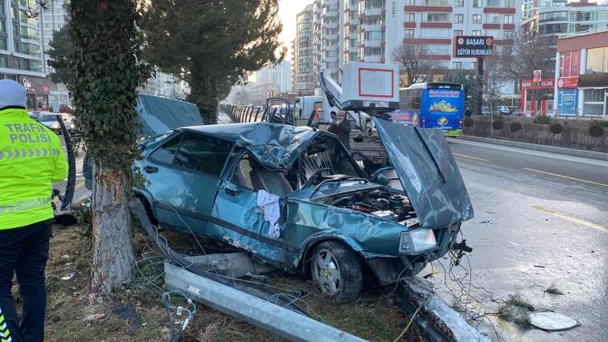 Niğde’de Otomobil Orta Refüje Çarptı: 1’i Ağır 2 Yaralı