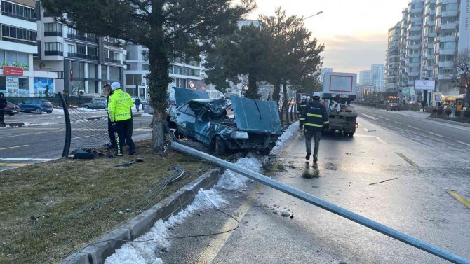 Niğde’de Otomobil Orta Refüje Çarptı: 1’i Ağır 2 Yaralı