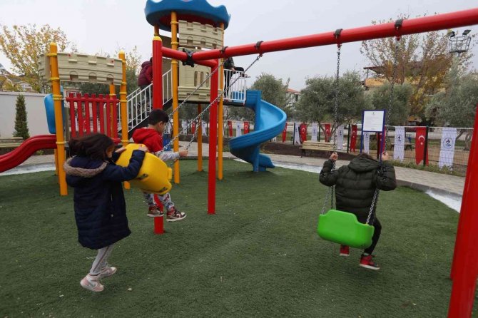 Pamukkale’de Yenilenen Parklar Çocukların Kullanımına Hazır