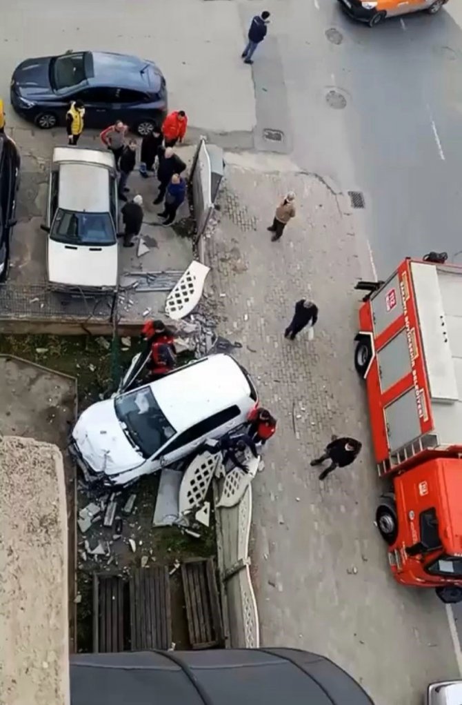 Sağlık Personelinin Kontrolünden Çıkan Otomobil Binanın Duvarına Çarptı: 1 Yaralı