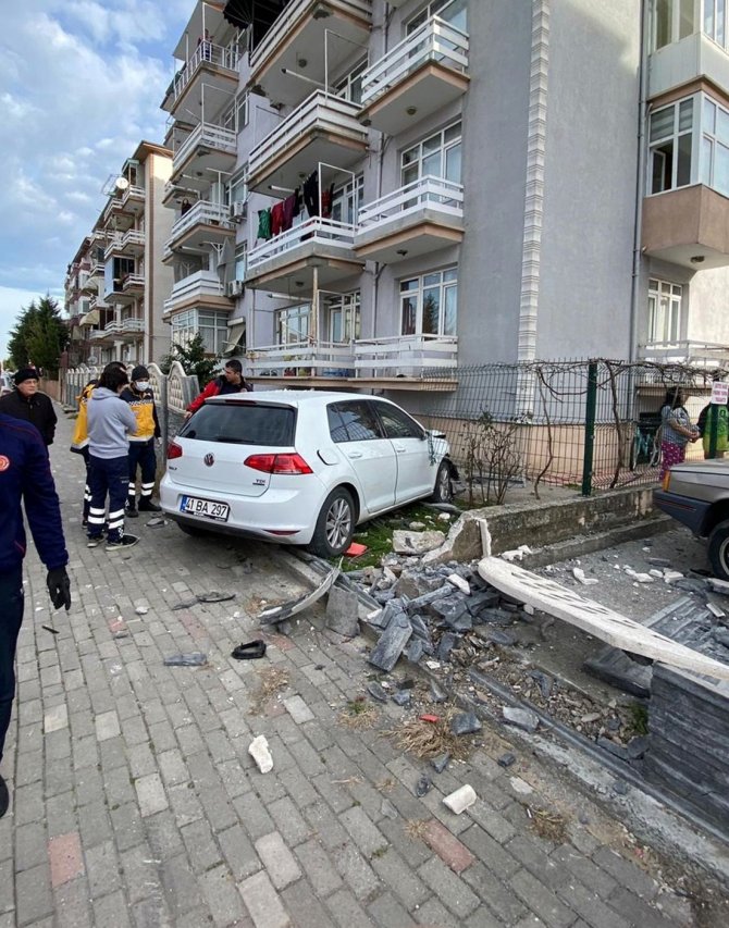 Sağlık Personelinin Kontrolünden Çıkan Otomobil Binanın Duvarına Çarptı: 1 Yaralı