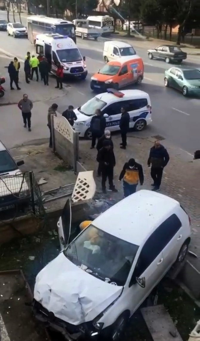 Sağlık Personelinin Kontrolünden Çıkan Otomobil Binanın Duvarına Çarptı: 1 Yaralı