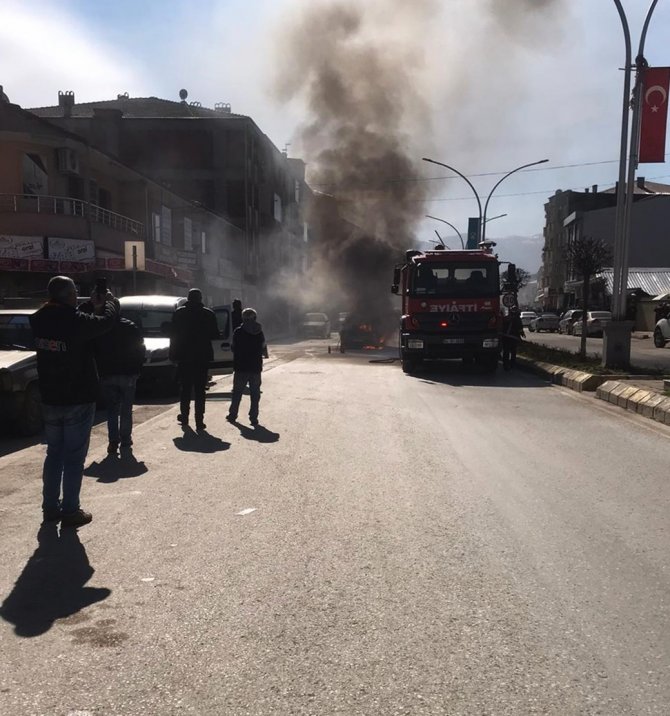 Otomobil Cadde Ortasında Alev Topuna Döndü