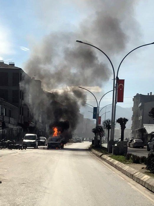 Otomobil Cadde Ortasında Alev Topuna Döndü