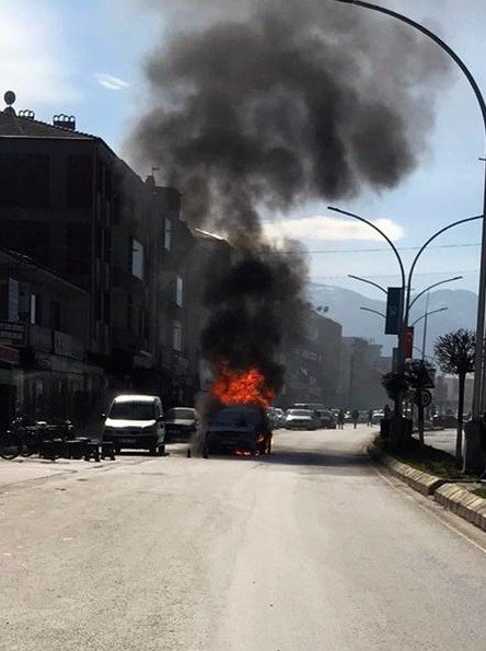 Otomobil Cadde Ortasında Alev Topuna Döndü