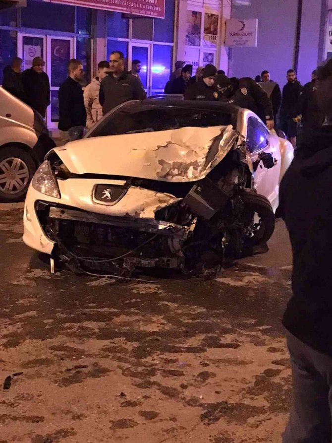 7 Araca Çarpan Alkollü Sürücü Ortalığı Savaş Alanına Çevirdi
