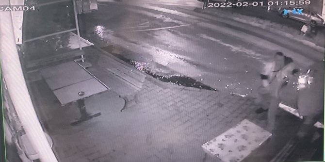 İ̇stanbul’da Silahlı “Köpek Besleme” Kavgası: Çatıştı, Kafasını Tekmeledi, Yetmedi Yerde Vurdu