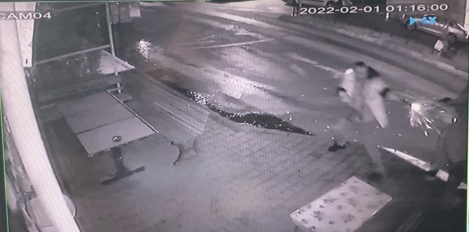 İ̇stanbul’da Silahlı “Köpek Besleme” Kavgası: Çatıştı, Kafasını Tekmeledi, Yetmedi Yerde Vurdu