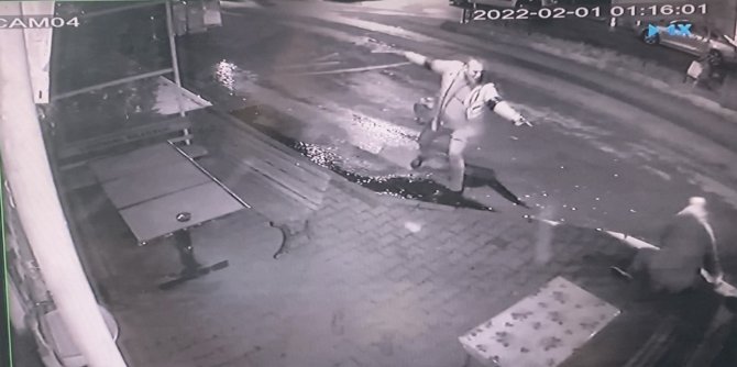 İ̇stanbul’da Silahlı “Köpek Besleme” Kavgası: Çatıştı, Kafasını Tekmeledi, Yetmedi Yerde Vurdu
