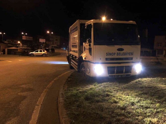 Kontrolden Çıkan Çöp Kamyonu Kavşağa Çıktı