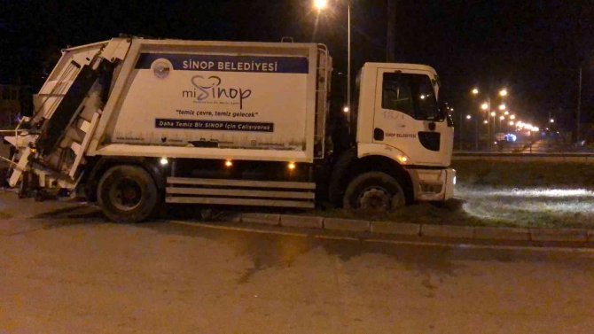 Kontrolden Çıkan Çöp Kamyonu Kavşağa Çıktı