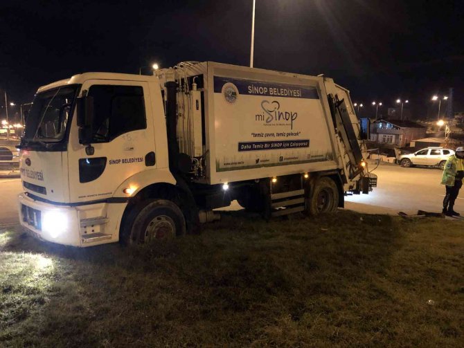 Kontrolden Çıkan Çöp Kamyonu Kavşağa Çıktı