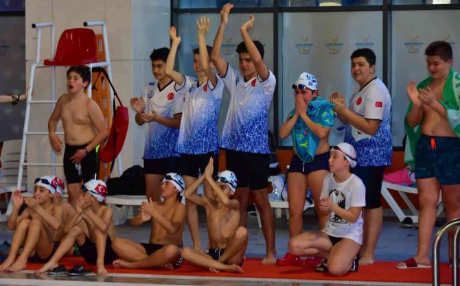 Geleceğin Şampiyon Yüzücüleri Aliağa’da Yarıştı
