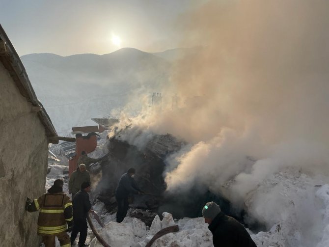 Tunceli’de Çıkan Yangında Ev Ve Ahır Kullanılamaz Hale Geldi