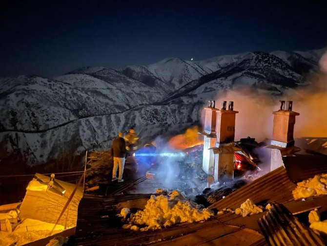 Tunceli’de Çıkan Yangında Ev Ve Ahır Kullanılamaz Hale Geldi