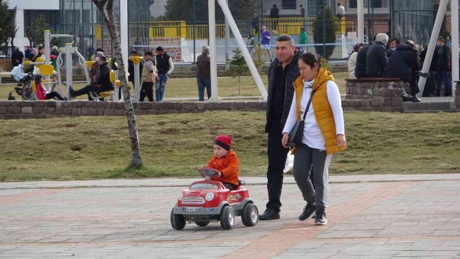 Havalar Isındı, Uşaklı Vatandaşlar Parklara Akın Etti