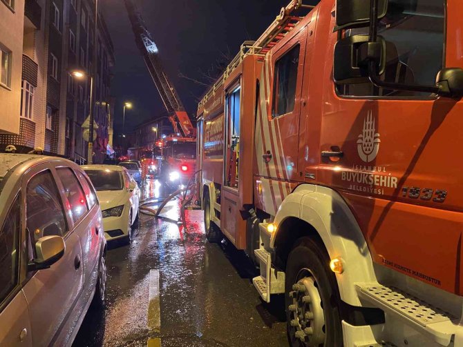 Üsküdar’da 5 Katlı Binanın Çatısı Alevlere Teslim Oldu