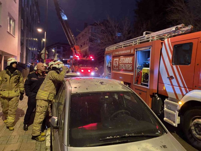 Üsküdar’da 5 Katlı Binanın Çatısı Alevlere Teslim Oldu