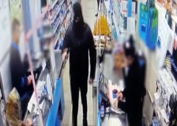 Markette Silahlı Soygun Anları Kamerada