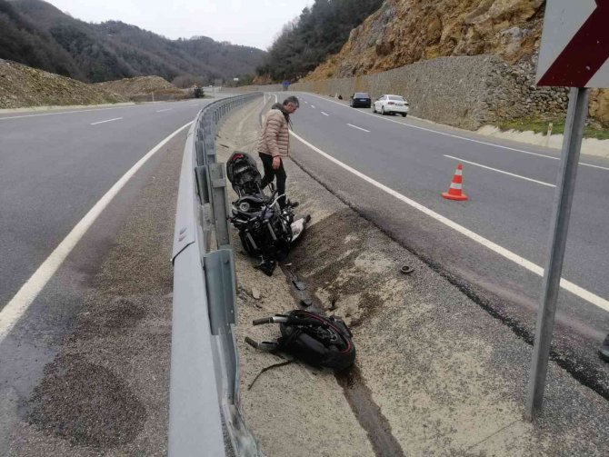 Virajı Alamayan Motosiklet Parçalara Ayrıldı: 2 Ağır Yaralı