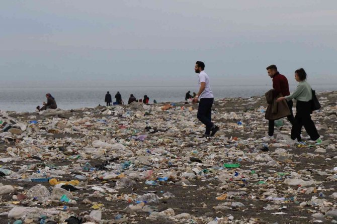 Çevre Felaketinin Ortasında Piknik Yaptılar