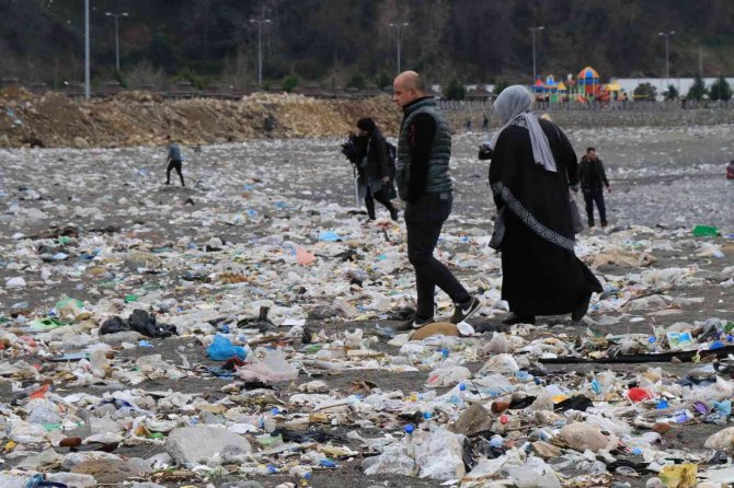 Çevre Felaketinin Ortasında Piknik Yaptılar