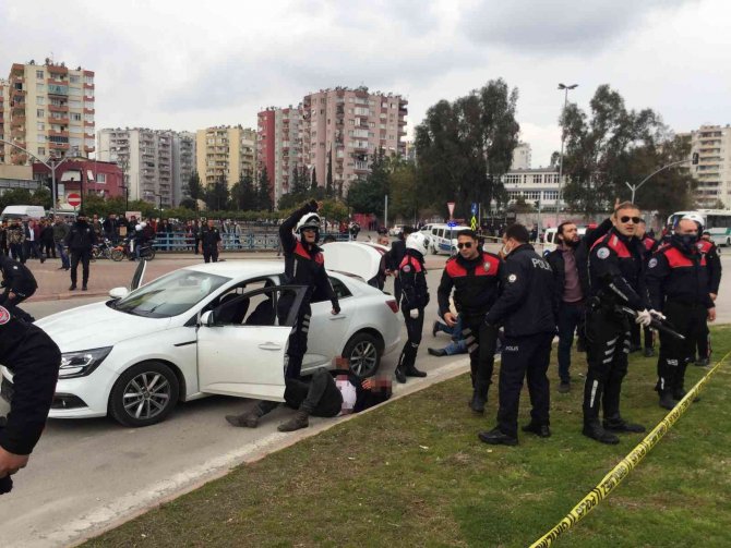 Otomobilde Çatışma: 2 Yaralı