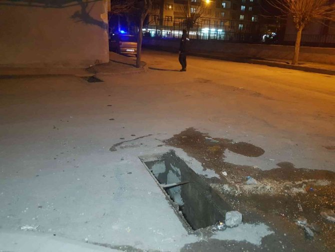 Hırsızlar Sokaktaki Demir Mazgalları Çaldı