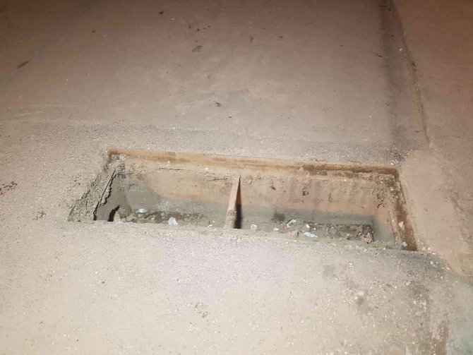 Hırsızlar Sokaktaki Demir Mazgalları Çaldı