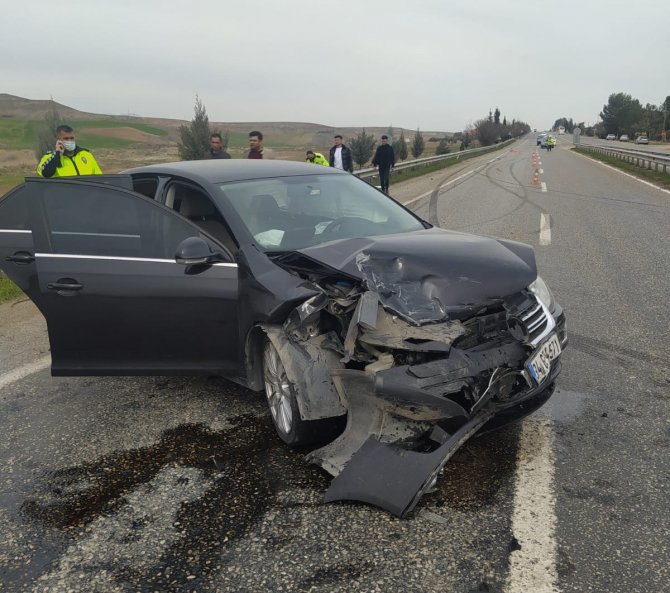 Adıyaman’da İki Otomobil Çarpıştı: 4 Yaralı