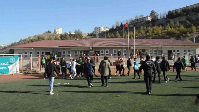 Yeşil Sahada Yumruk Ve Tekmeler Havada Uçuştu