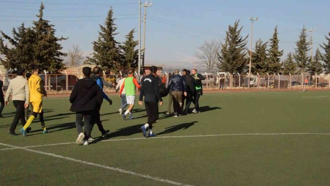 Yeşil Sahada Yumruk Ve Tekmeler Havada Uçuştu