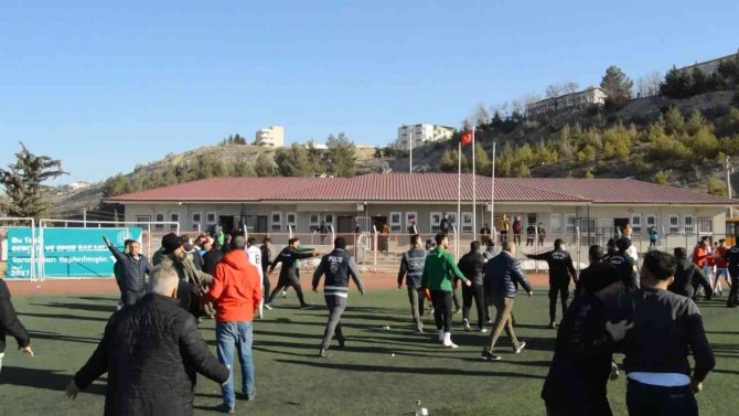Yeşil Sahada Yumruk Ve Tekmeler Havada Uçuştu