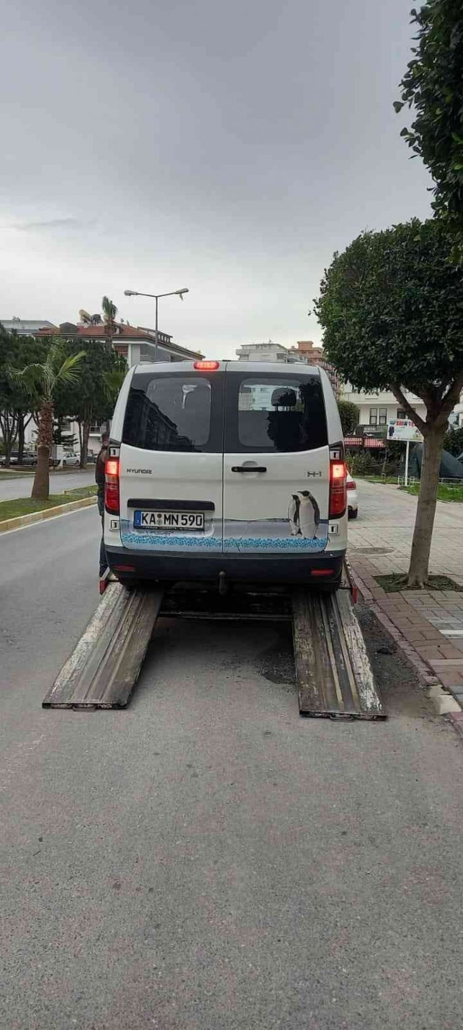 Jandarma Tarafından Gümrük Süresi Dolan 8 Araca El Konuldu