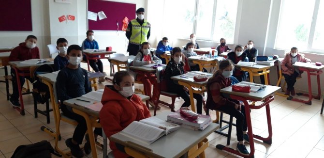 Antalya’da Jandarmadan Öğrencilere Genel Trafik Kuralları Semineri