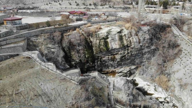 Asya Ve Avrupa’nın En Yüksek Şelalesi Olan Tortum Şelalesi’nde Bir Damla Su Kalmadı