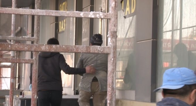 Avcılar’da İskele Yan Yattı İşçi Asılı Kaldı