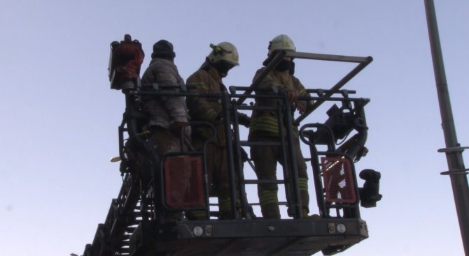 Avcılar’da İskele Yan Yattı İşçi Asılı Kaldı