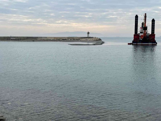 Limanı Kapatan Çakıllar Temizleniyor