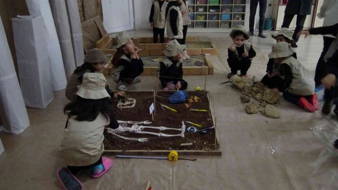 Gercüş’te Minik Arkeologlar İş Başında