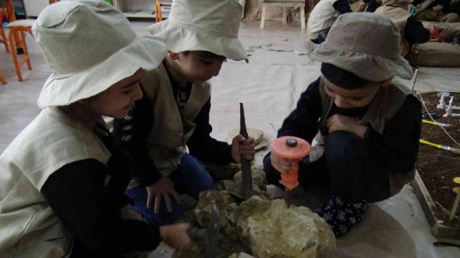 Gercüş’te Minik Arkeologlar İş Başında