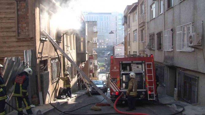 Beyoğlu’nda İki Katlı Boş Binada Yangın: Mahalleli Panik Yaşadı