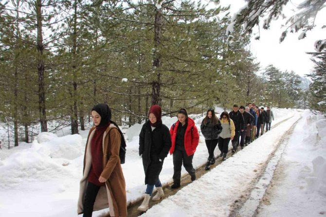 Konya’da Doğu Tutkunlarından Kar Yürüyüşü