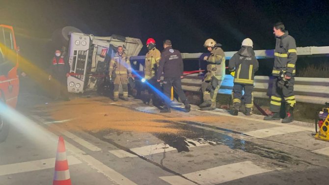 Bursa’da Et Yüklü Kamyon Virajı Alamayarak Devrildi: 1 Ölü 1 Yaralı